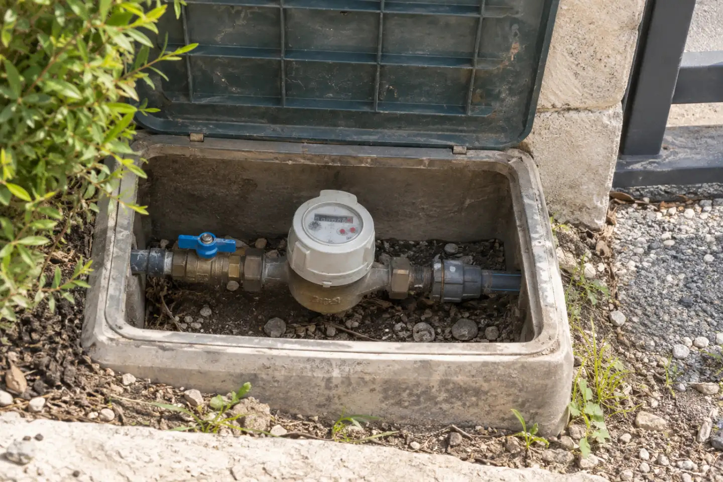 Compteur d'eau illustratif dans un regard ouvert à une limite de propriété